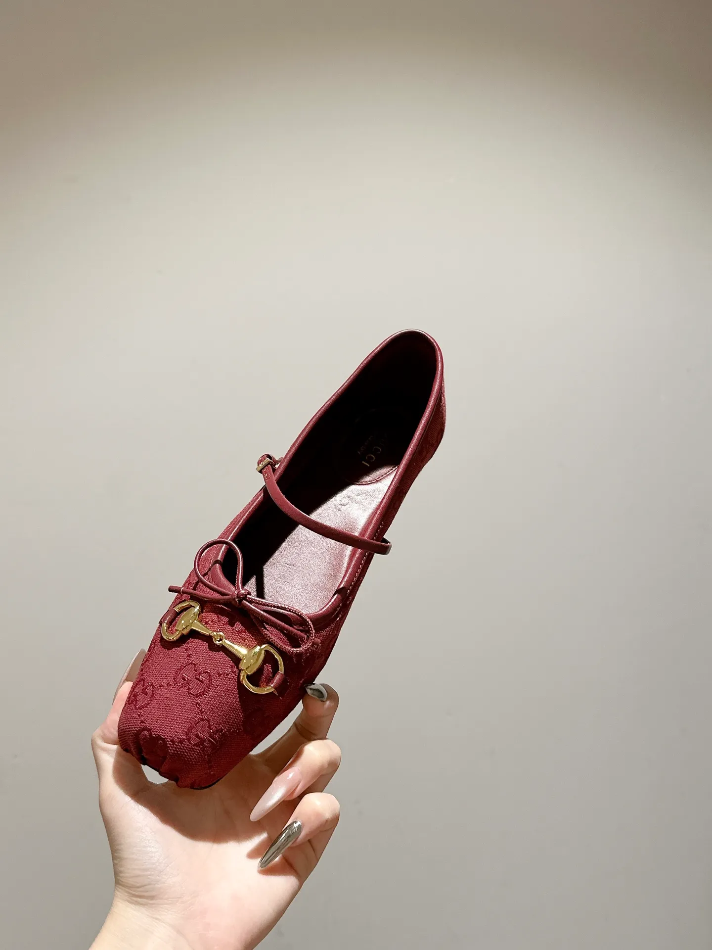 👟👟Ex-factory price 520👟👟 Gucci 2025 early spring 25 series new products🆕Flat ballet shoes horsebit new small square toe shoes, square toe design with elegant bow details, classic, refined, elegant, playful and fashionable flat shoes, creating an excellent wearing experience ▪️Fabric: original custom canvas/sheepskin ▪️Inner lining/foot pads: high-end custom sheepskin lining ▪️Heel height: flat ▪️Outsole: Italian genuine leather ▪️Number of yards: 35-39 (40.41 customized, non-refundable)